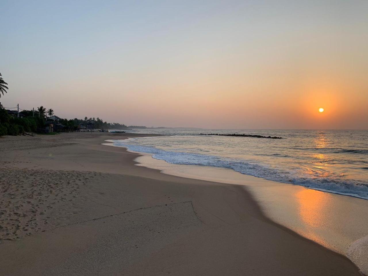 Sunchaser Beach Hotel Тангалла Экстерьер фото